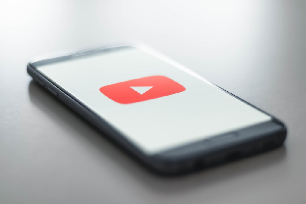Youtube sur téléphone pour développer son audience rapidement grâce aux réseaux sociaux
